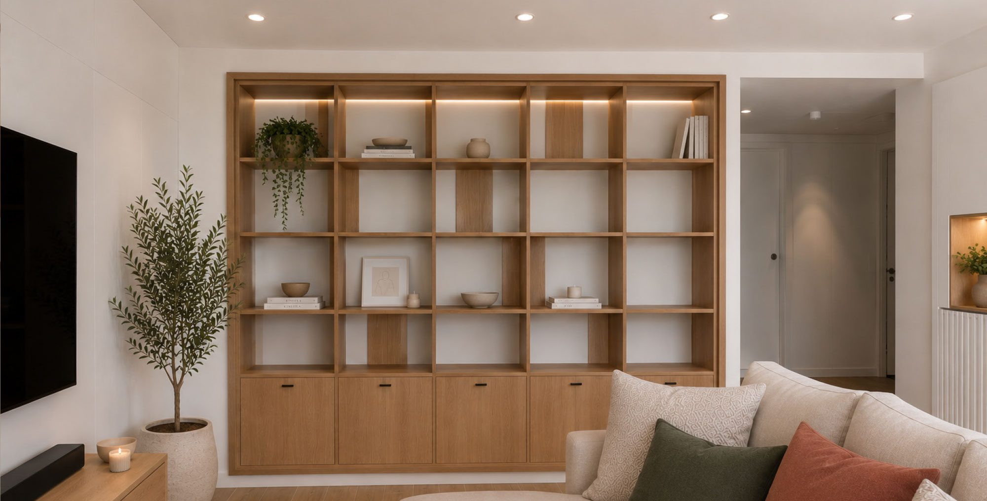 Salón con librería de madera a medida iluminada