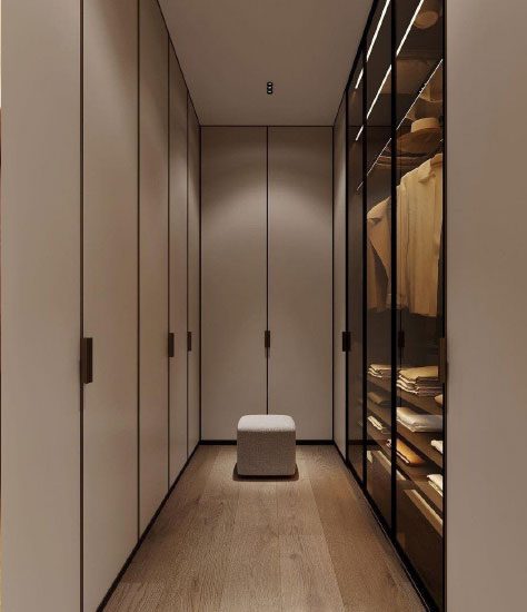 Vestidor a medida con armarios de madera y frentes de vidrio iluminados