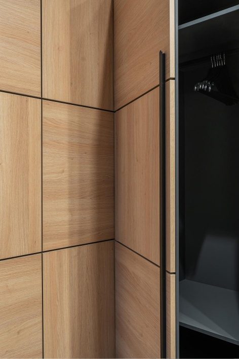 Revestimiento de pared con paneles de madera y puerta integrada