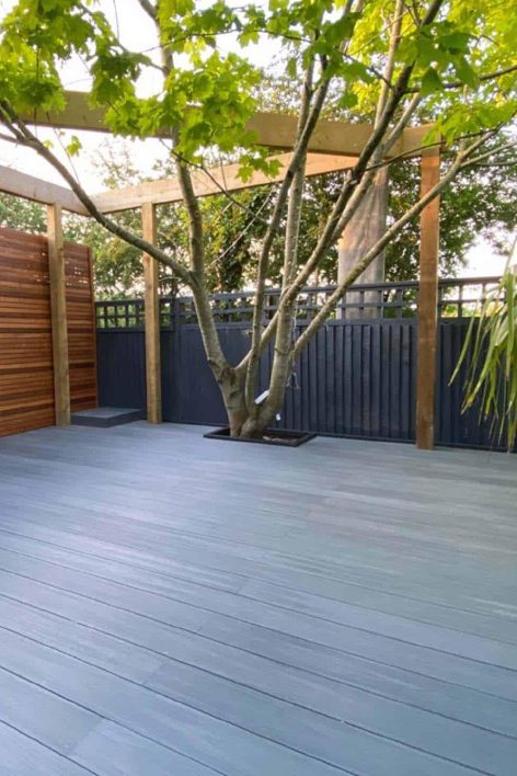Terraza con tarima y celosía de madera exterior