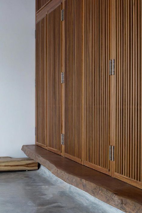 Armarios de madera con frentes de listones verticales