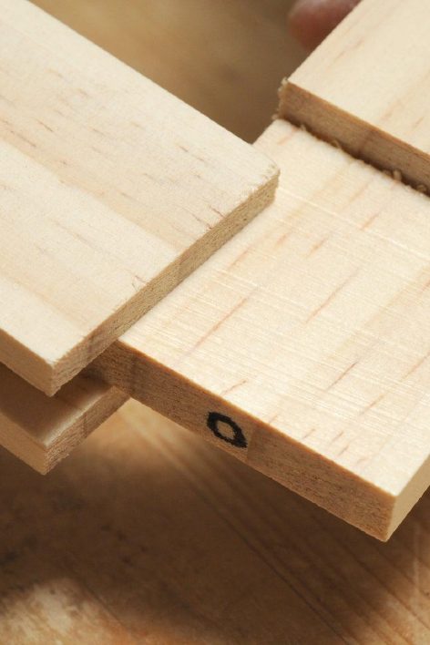 Detalle de tableros de madera de pino ensamblados
