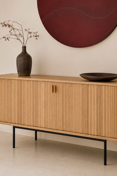 Aparador de madera con frentes acanalados y patas metálicas